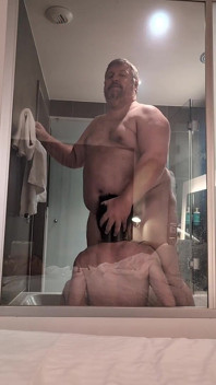 Il patrigno mi scopa in bagno