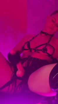 Lateks Dominatrix - Strap-on, Cambuk & Penggodaan Mutlak