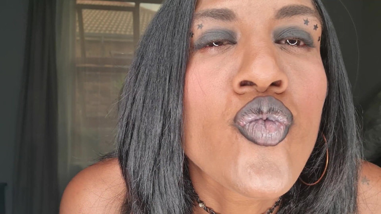 domslutfucker: Pelacur desi berbicara kotor sambil bermain, menampilkan lidah dan bibirnya...