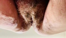 क्लोजअप - बालों वाली चूत की गहरी चुदाई और लथपथ