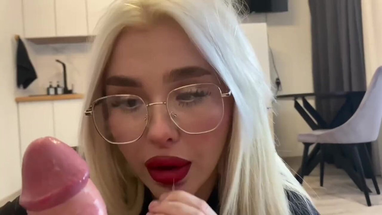 Blondessa: Cô chủ nóng bỏng tóc vàng nuốt cặc và bị đụ để...