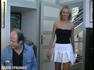 Une jolie adolescente blonde étudiant Français se fait sodomiser et facialiser dans un trio