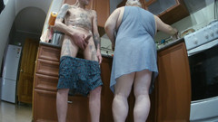 Zona901: 打他岳母的大屁股在她的嘴里，阴户和射在她嘴里