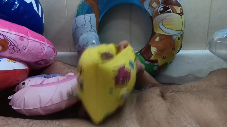 Inflatable Lovers: Bathroom with inflatables