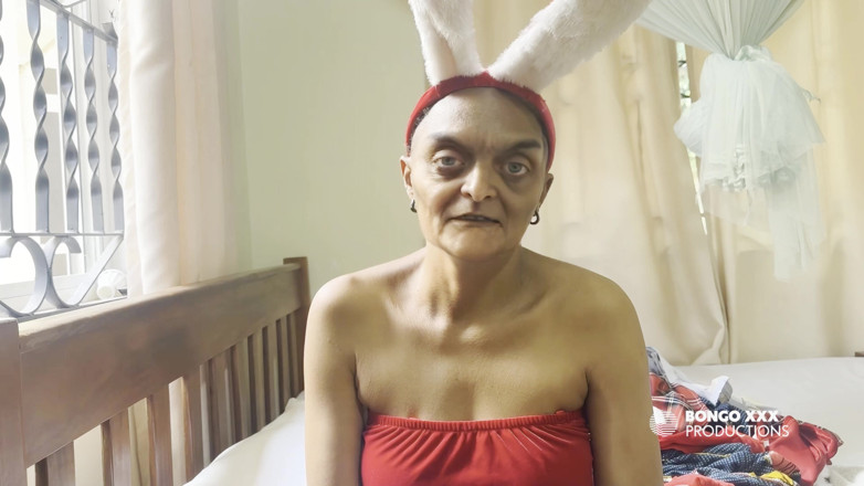 BongoXXX: Oma droeg haar kerstkonijn als outfit zodat ik haar in...