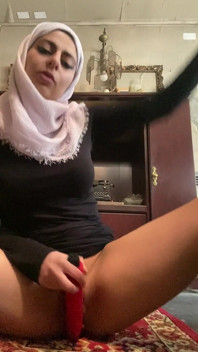 Blasphemy figa musulmana tutta bagnata sul mio tappeto Mia niqab