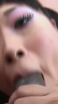 Asiatin Nimmt Einen BBC Auf Dem Roten Sofa - Interracial-ritt Und Tiefer Blowjob Mit Zöpfen