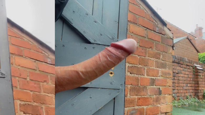 NoFaceB0y: Un ragazzo eccitante che si masturba il suo grosso cazzo...