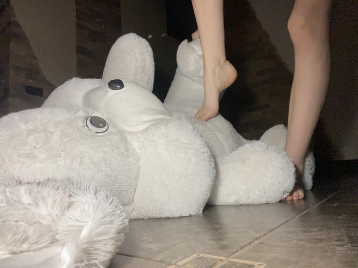 Princess Aisha: Grande plushie esmagando e tramplimg