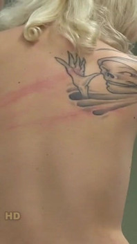 ブロンドtatttooedステファニー裸の背中鞭