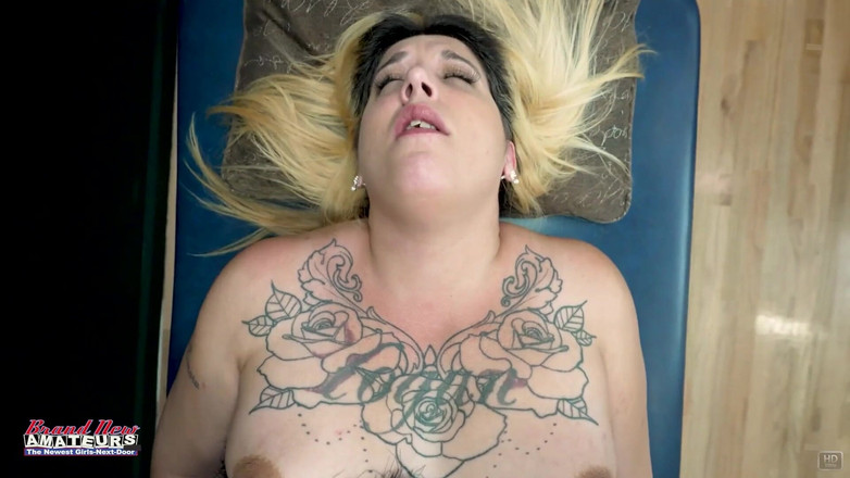 Brand New Amateurs: Rubia sucia tatuada hottie Logan Lace Desordenado garganta profunda y