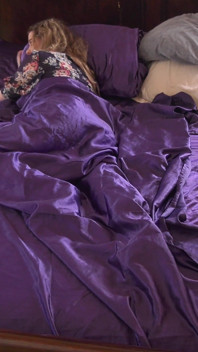 Un beau-fils se faufile dans le lit de sa belle-mère et la baise par la surprise pendant que son beau-père est sous la douche