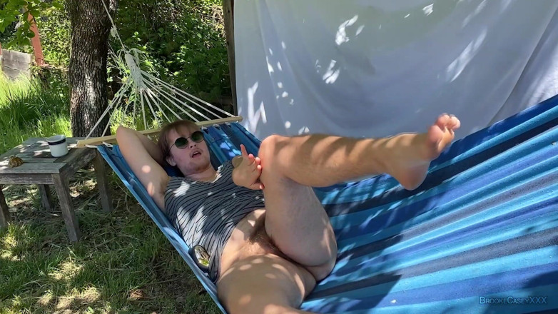 Brooke Casey: Harige aanbidding en hangmat masturbatie Brookecaseyxxx