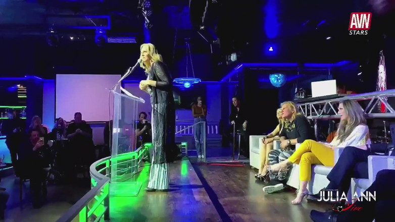 Julia Ann: รอบชิงชนะเลิศ Avn Roast ของกู!