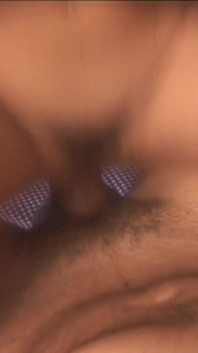 Una mora sexy sa come rilassare il cazzo del suo uomo