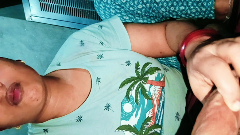 Sexy_girl_nehu: Ho invitato il villaggio Bhabhi a casa mia e scopato...