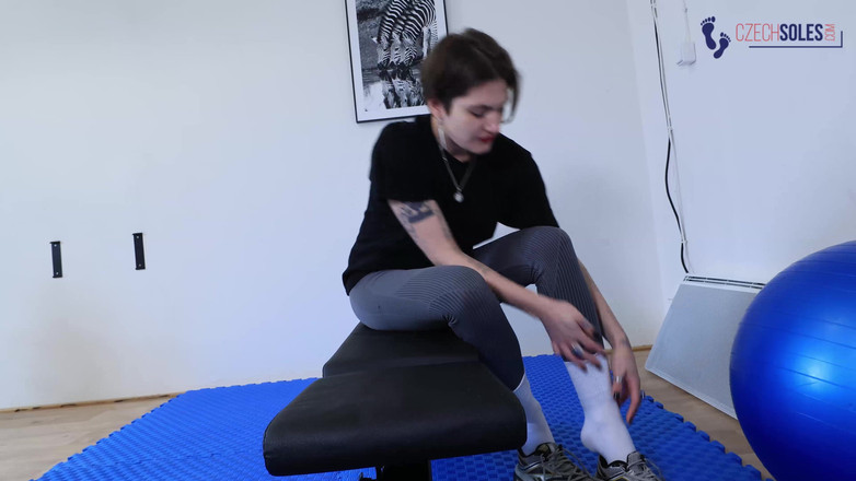 Czech Soles - foot fetish content: Vita strumpor Gudinna i gymmet