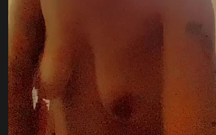 Bobby Johnson: İki azgın partnerin göğüslerini okşuyor ve okşuyor.