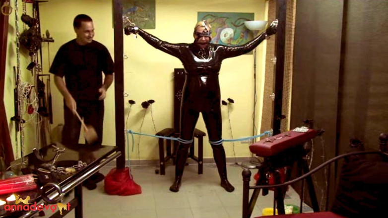 Anna Devot: Der Sklave in Latex - Grobe BDSM-action Mit Drei Personen
