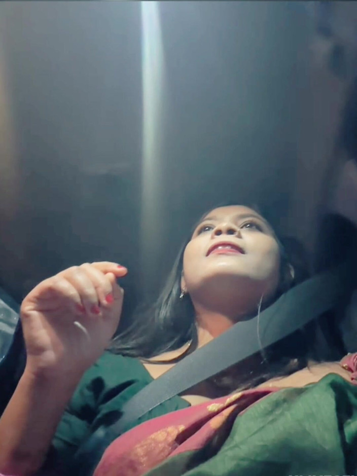 Nisha bhabhi ki chudai: Khoe bộ ngực to trong xe hơi khi đi lái xe.