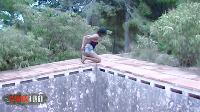 MMM100: Shania shania si spoglia vicino a una vecchia piscina abbandonata