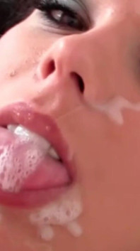La teen latina fa un footjob in nylon un pompino con sborrata in faccia
