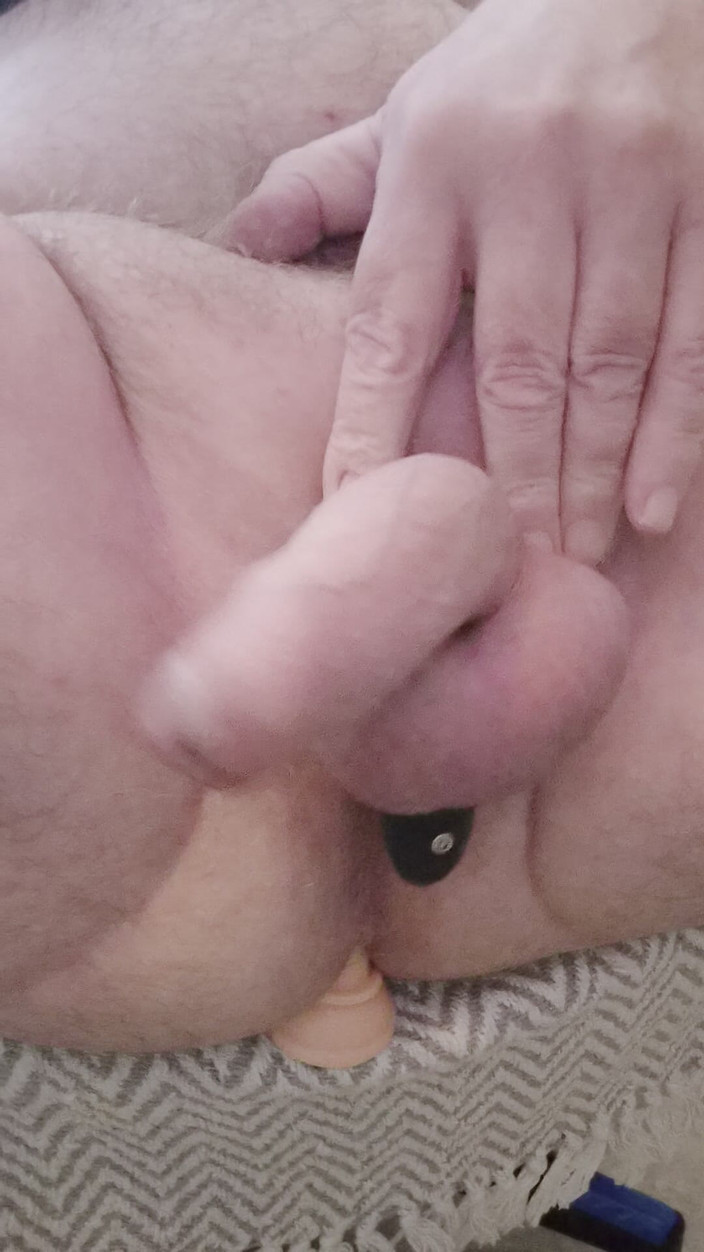 Pellefnatt: Ông nội ngồi trên ghế chân và chơi với con...