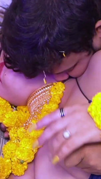 Seks malam pernikahan panas romantis dengan suami