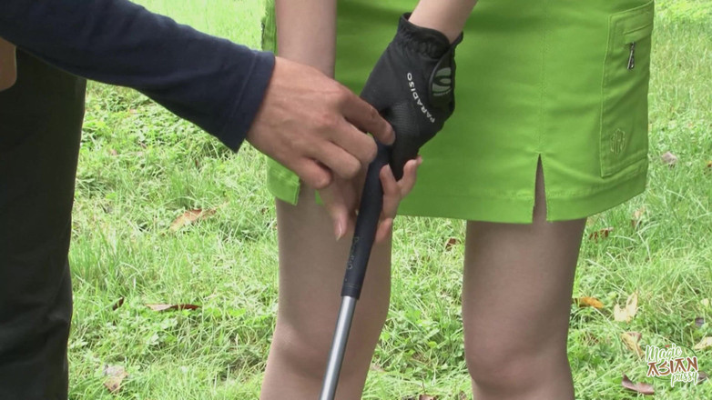 Magic Asian Pussy: Nog een dag golfen en zuigen voor deze super sexy...