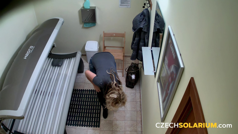 Czech Solarium: Чеський солярій 56: цицькаста мамка повертається на чергове стриптиз-шоу