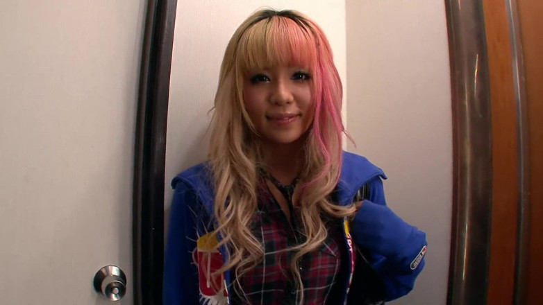 Pure Japanese adult video ( JAV): Blond japońska laska tryska i dmucha wielkiego kutasa POV przed...