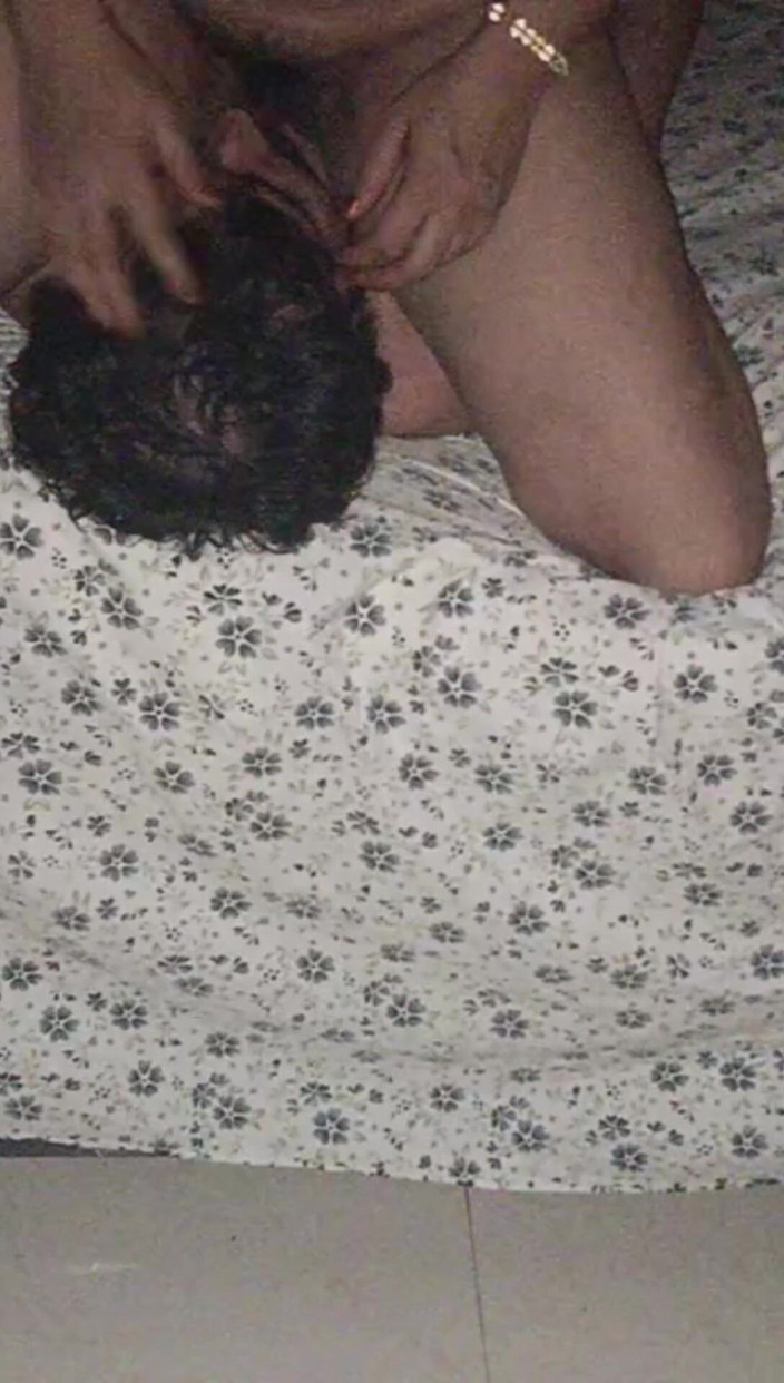 Poonamrandi143: Seduta in faccia e sborrata