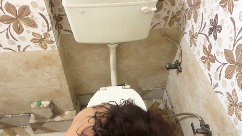Sexychickworld: Left Komal Bhabhi in the Bathroom