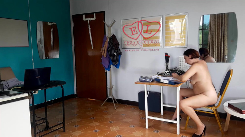 Strange stepfamily: Thư ký khỏa thân. Nhân viên khỏa thân trong văn...