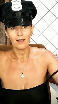穿着不穿内衣的紧身黑色连衣裙的孤独家庭主妇闪耀着她的魅力，在网络摄像头上聊天