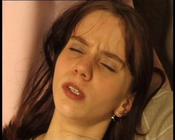 YOUR FIRST PORN: Studenta Maria își masturbează ambele găuri