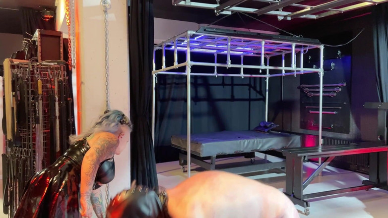 Domina Dark: 身を委ねて味わう