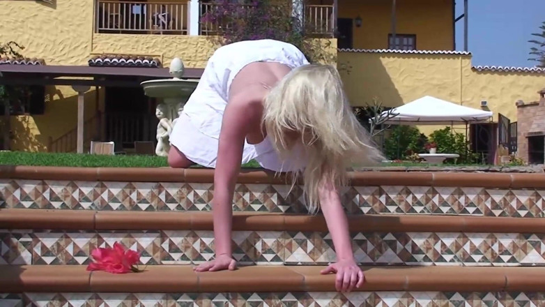 MILF stars: Blonde milf girl enjoying photo shoot
