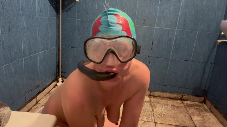 Putarankahotmilf: Snorkel, máscara, gorra de natación, masturbación bajo la ducha 4k
