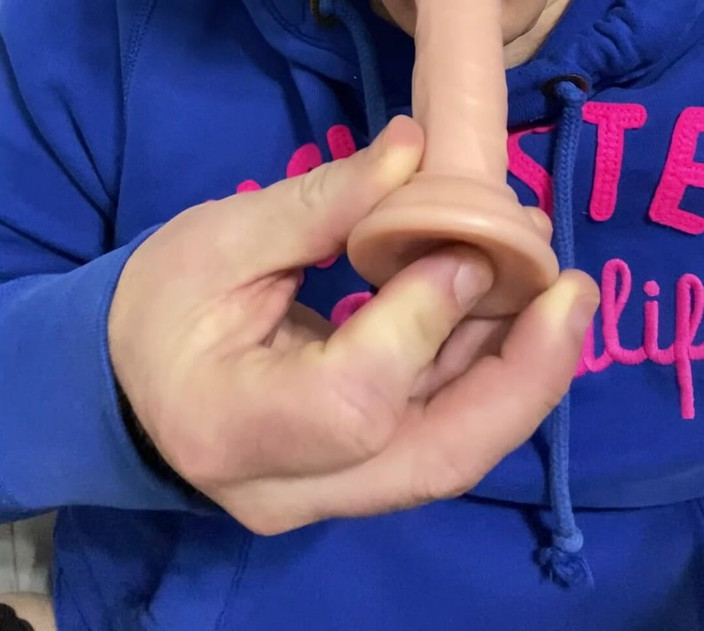 MadisonCD2025: Сіссі розпусний кроссдрессер розмовляє брудно зі своєю дівчиною, поки вона тре член об свій маленький клітор, щоб змусити його сквіртувати