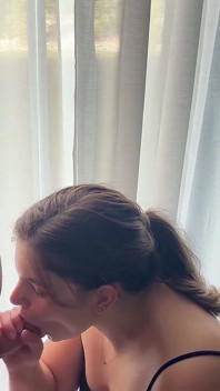 Une pipe et un facial à la fenêtre permettent aux voisins de regarder