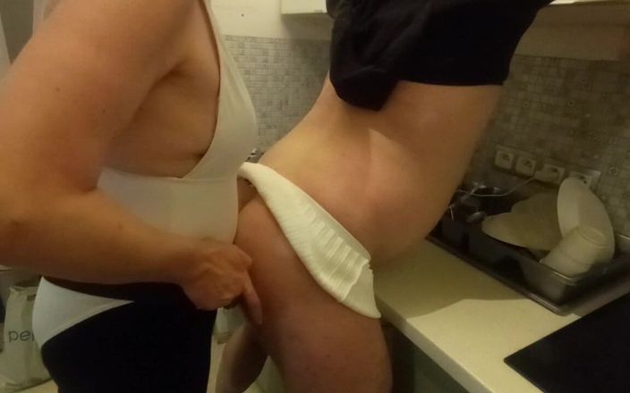 r0xy: Sissy slampa i vit kjol och ridning hennes rövhål