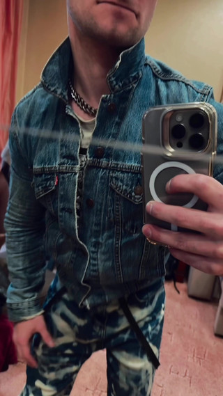 KinkySirius: Eşcinsel dazlak Kinkysirius, umumi tuvalette altın bir duş alıyor