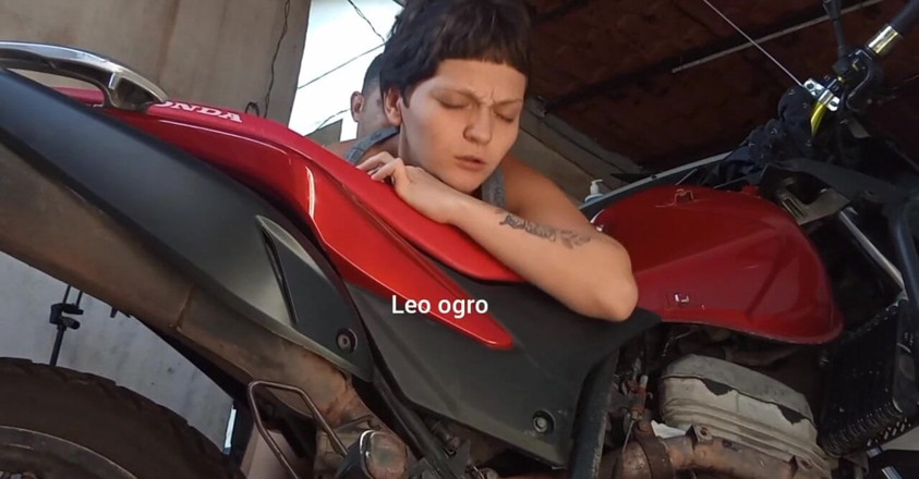 Sapatinha: J’ai eu la gouine me sucer dans le garage pendant...