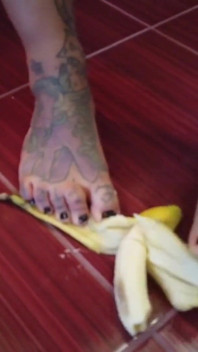 Pisang diinjak-ajak sama tante rambut pirang bertato