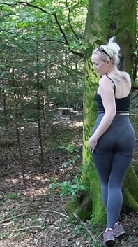 새로운 비디오: 조깅하는 동안 용감하게 잡아! 나에게 질싸를 주는 하이커! 숲에서 조깅을 하고 있었는데 휘파람을 불었어