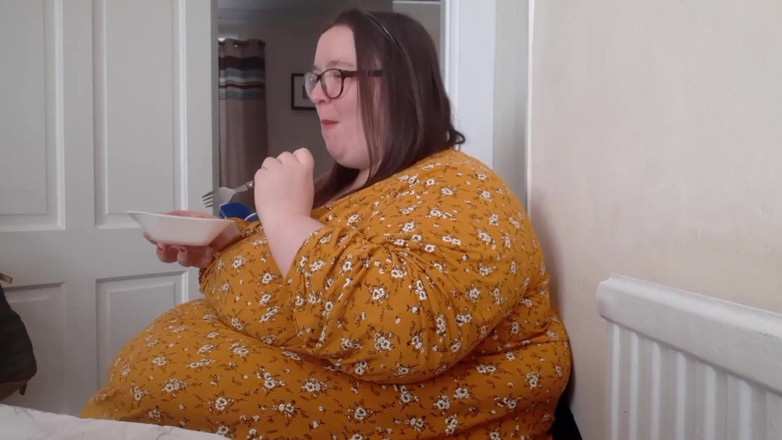 SSBBWLadyBrads: İri güzel kadın ssbbw göbek balık ve cips dolduruyor