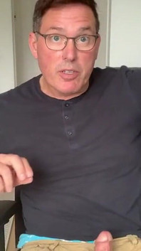 Ik heb mijn kapsel en ik heb een intense masturbatiesessie.