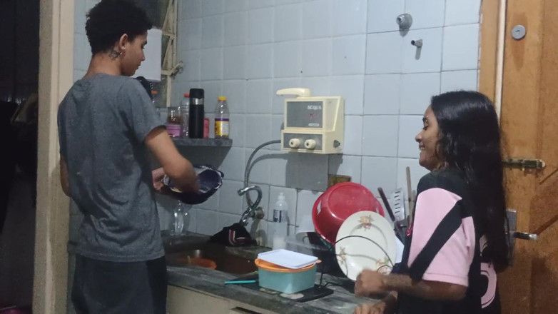 Jasmine Santanna: Dia meyakinkan abang tirinya untuk benar-benar panas semasa ibu bapanya...