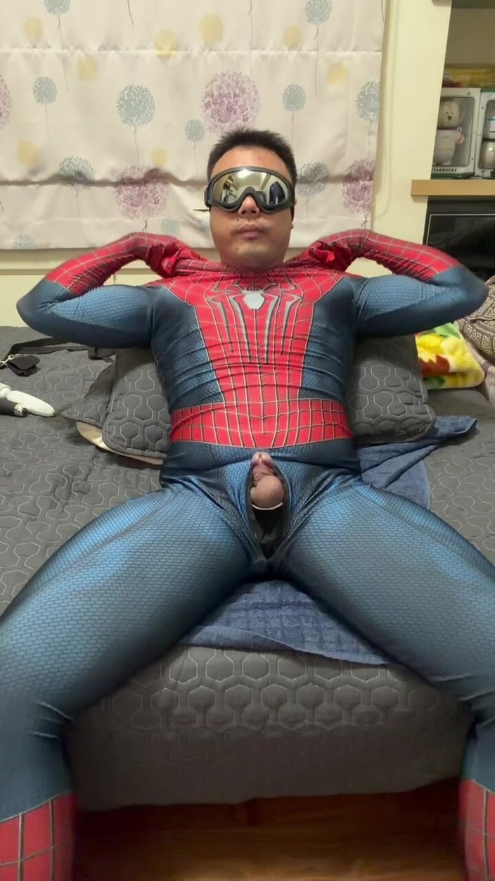 Bear Li: Fat Spider melukis dengan melukis di tengah merah